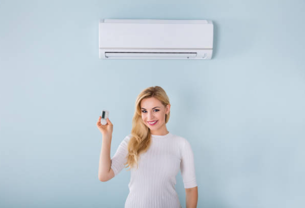 mujer prendiendo aire acondicionado